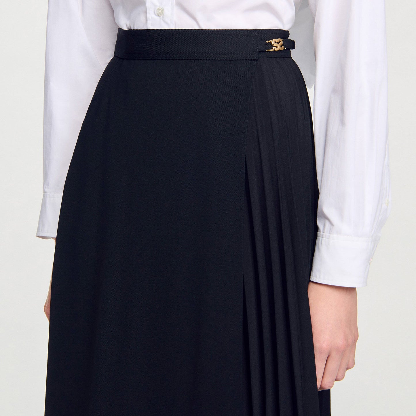 Sandro Curb chain buckle pleated skirt Black