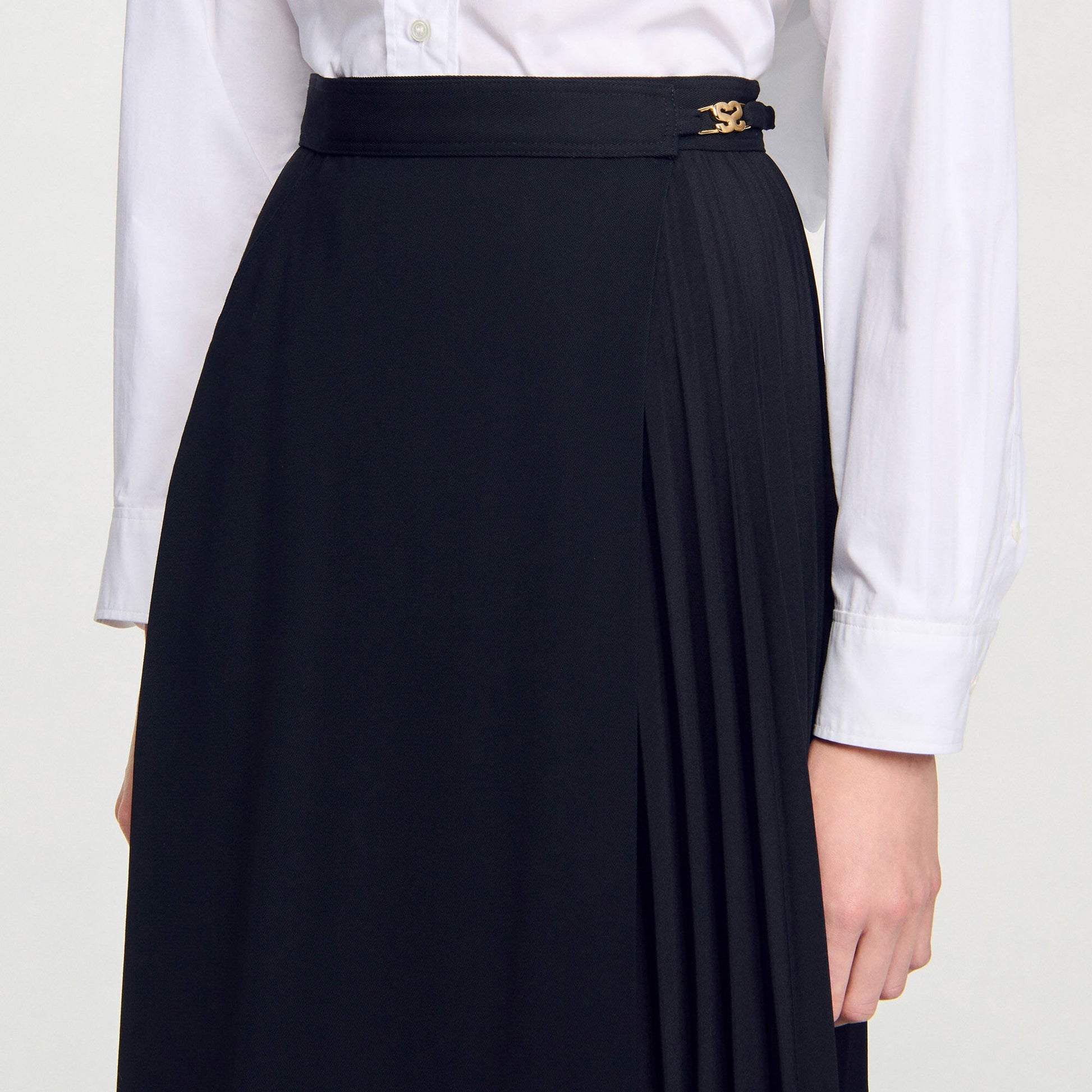 Sandro Curb chain buckle pleated skirt Black